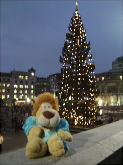 Alex de Leeuw in London Christmas Tree